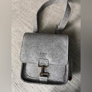 Petunia Pickle Bottom “Scout” Diaper Bag – Gray Felt